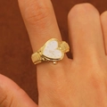 Unieke gouden hart horloge ring met witte wijzerplaat en vintage bandtextuur op de vinger - Hartvorm (7901) / Goud Wit