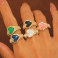 Anelli a cuore con lancette di orologio in cinque colori con fasce dorate testurizzate - Set da 5 pezzi