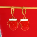 Kerst wanten oorbellen met rood emaille en gouden accenten op een levendige rode achtergrond - Rode Kersthandschoen Stijl (01 18K Goud 3467)