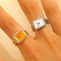 Anello a cinturino d'orologio dorato con quadrante arancione e micro-cristalli incastonati - Set da 2 Pezzi