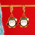 Kerst pinguïn oorbellen met kleurrijk emaille en feestelijke kerstmutsen op gouden ringen - Kerstpinguïn Stijl (04 18k Echt Goud G-507)
