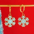 Orecchini a fiocco di neve dorati con smalto azzurro su sfondo rosso natalizio - Stile Fiocco di Neve Blu Chiaro (06 Oro 18K G-506)