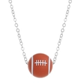 Nahaufnahme eines American Football Anhängers an einer silbernen Kette für Sportfans - Rugby Anhänger Halskette