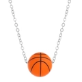 Detaillierte Makroansicht einer orangefarbenen Basketball-Halskette mit silberner Kette - Basketball Anhänger Halskette