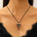 Collier avec pendentif triangle argenté minimaliste et cordon en corde cirée noire - Style Triangle Argent Miroir (1088)