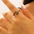 Vintage-Dolchring aus Bronze mit antiker Relieftextur und verstellbarem offenem Design - offener Ring / Altgold