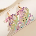 Macro-opname van 2025 glitter oorbellen met kleurrijke randen en gouden haken - 2025 Nummer Glitter Hanger Oorbellen (6822)