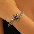 Vintage-Manschettenarmband in Schwertform mit schwarzen Strasssteinen und Gravuren - Armreif / Antiksilber
