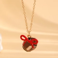 Detailansicht eines American Football Anhängers mit roter Schleife und goldener Kette - Rote Schleife Football Emaille Halskette (M-627)