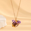 Makroaufnahme eines Emaille-Football-Anhängers mit lila Schleife an goldener Kette - Halskette mit Lila Schleife und Rugby (M-232)