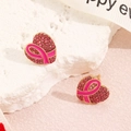 Détails des boucles d'oreilles cœur en strass roses avec rubans de sensibilisation - Boucles d'Oreilles Clous Ruban en Strass en Forme de Cœur (WG-0796)