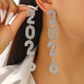 Funkelnde silberne 2026 Quasten-Ohrringe mit weißen Strasssteinen für die Silvesterparty - 2026 Zahlen Lange Ohrhänger (1299) / Hellsilber
