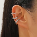 Set di 3 ear cuff in argento con strass per orecchie senza buco indossati da modella - Stile Zirconia Rettangolare Argento (04) / Set di 3 / Argento