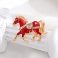 Vista macro de un broche de caballo en esmalte rojo con cristales blancos en pedestal - Rojo