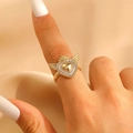 Gotischer goldener Herzring mit Flügeln und weißen Kristallen im Vintage-Stil - Strahlendes Muster Flügel Herzring (3161) / KC Gold