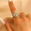 Gothischer Silberring mit goldenem Herz und Flügeln am Finger getragen - 3D Flügel Mikro-Zirkon Ring (7513) / Silver With Gold Heart