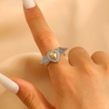 Gotischer Herzring in Gold mit Engelsflügeln und Mikro-Kristallen am Finger des Models - Zweifarbiger Gold-Silber Flügelring (X537) / Silver With Gold Heart