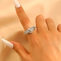 Gotischer silberner Herzring mit Engelsflügeln und Kristallen an einer Modellhand - Mikro-Zirkon Flügel Herzring (4432) / Silber