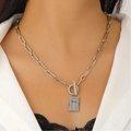 Dettaglio della collana a catena a graffetta argento con ciondolo a croce e chiusura OT - Catena A Graffetta Con Targhetta Croce (N-665)