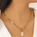 Dettaglio della collana a maglia graffetta dorata con ciondolo a croce e chiusura OT - Catena A Graffetta Con Targhetta Croce (N-433)