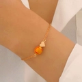 Goldene Halskette mit Herzanhänger und gelbem Tennisball-Anhänger an einem Modell - KC Gold Baseball Armband (WG-0182)