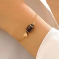 Goldenes Football Armband mit glitzernden Sternen und Herzanhänger am Handgelenk einer Frau - KC Gold Football Armband (A-322)
