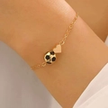 Goldenes Herzarmband mit schwarz-weißem Fußballanhänger an einer zarten Gliederkette - KC Gold Fußball Armband (A-11)