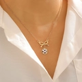 Goldene Schleife-Halskette mit hellrosa Fußball-Anhänger an einem Frauenhals - Medium KC Gold Fußball Halskette (6176)