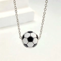 Miniatur-Fußballanhänger in Schwarz-Weiß mit einer polierten silberfarbenen Halskette - Fußball Halskette (10688)