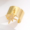 Dettaglio di un anello largo dorato con un ciondolo a stella a otto punte e zirconi bianchi - Stile Stella Ottagonale con Strass (4376)