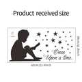 Dettaglio dell'adesivo murale in PVC con silhouette di bimbo che legge e stelle, 60x30cm - Layout 30*60cm