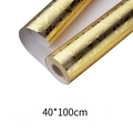Makroaufnahme einer Goldfolien-Wandstickerrolle mit geprägten Blumenmustern und Gitter - Goldene Kleine Blume / 40*100CM