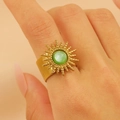Bague soleil en acier inoxydable plaqué or 18k avec une pierre verte nacrée - Style Pointillé Rayonnant de Soleil (0382)