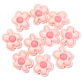 Detailopname van 10 roze harsbloem-patches met gestikte textuur voor DIY-projecten - Grootte Ongeveer 30x36mm / Roze