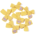 Sechs gelbe gestrickte Schleifen mit lila Herz-Love-Anhängern auf weißem Hintergrund - Größe ca. 4.5X5.5mm / Gelb