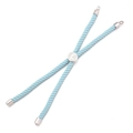 Détail du cordon de bracelet bolo tressé bleu clair avec perle en métal argenté gravée - Bleu clair