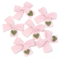 Dettaglio di fiocchi in maglia rosa con toppe a cuore verdi per accessori fai-da-te - Dimensioni circa 4.5X5.5mm / Rosa
