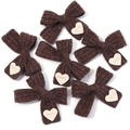 Dettaglio di fiocchi in maglia marrone caffè con toppe in pelle a cuore per il fai da te - Dimensioni circa 4.5X5.5mm / Marrone Scuro