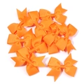 Detail von orangefarbenen Ripsband-Schleifen mit Schwalbenschwanz für DIY-Haar-Accessoires - Größe ca. 4,5X6cm / Orange