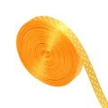 Dettaglio macro di un nastro in poliestere arancione con motivi a pois bianchi - 1cm di Larghezza 20 Yard/Rotolo / Oro