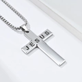 Dettaglio del ciondolo a croce in acciaio inossidabile con scritta JESUS sulla catena - Argento