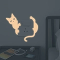 Adesivo murale gatto luminoso con calda luce gialla in una camera da letto buia di notte - YG53 Luce Rosa