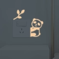 Adesivo murale panda luminoso e foglie di bambù per decorazione interruttore casa - Rosa