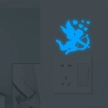 Adesivo murale Cupido blu fluorescente con cuori per decorare l'interruttore luce - Luce Blu (YG39 Blu)