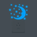 Adesivi murali luminosi con luna e stelle in blu ghiaccio per decoro camera da letto - Blu