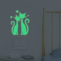 Pegatina de pared luminosa con siluetas de gatos y corazones que brillan en el interruptor - Verde