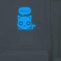 Adesivo per interruttore gatto blu luminoso con testo Hello che brilla al buio - Blu