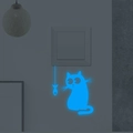 Adesivo murale fluorescente blu con gatto e pesci su un interruttore nel buio totale - Blu Luminoso