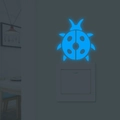 Adesivo murale a forma di coccinella luminosa blu su interruttore decorazione casa - Luce Blu (YG37)
