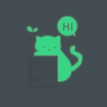 Leuchtender grüner Katzen-Wandaufkleber mit HI-Sprechblase auf einem Lichtschalter - Leuchtendes Grün